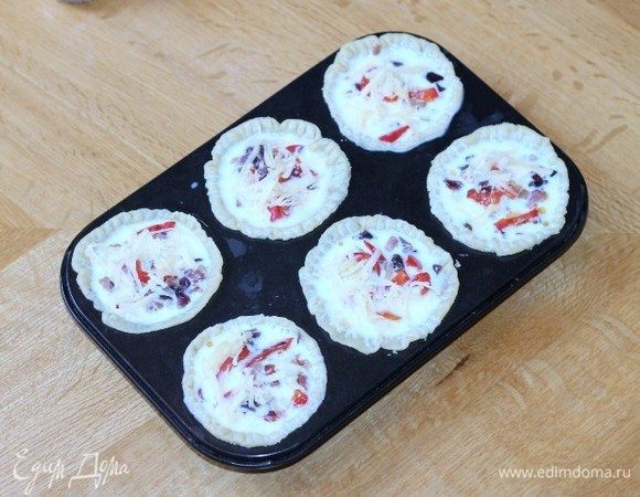 Разлейте полученную смесь по корзиночкам. Сверху посыпьте сыром. 
