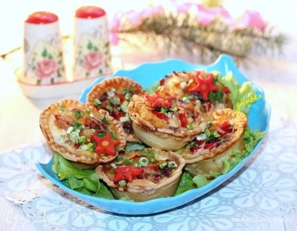 Приготовленные корзиночки извлеките из формочек, посыпьте зеленью и подавайте на стол.
