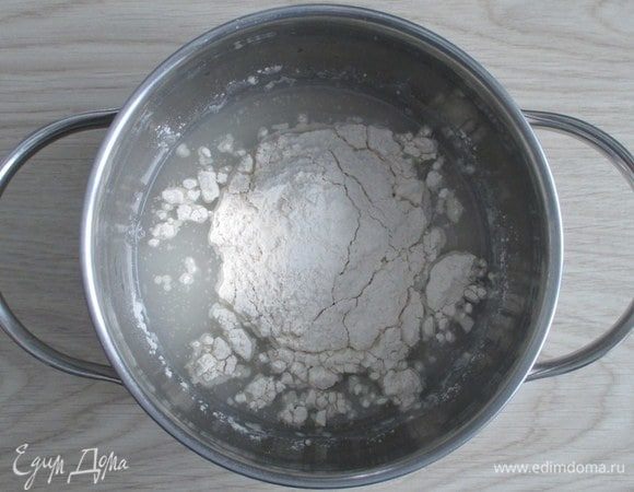 Тесто для смаженки должно быть мягким, даже желательно на грани липкого. Предлагаю способ на опаре с сухими дрожжами. Посмотрите способ использования сухих дрожжей (в муку или в жидкость их добавлять?).
Соедините воду с сахаром, солью и половиной муки с дрожжами.