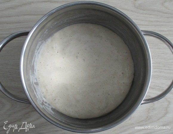 На сухих активных дрожжах опара «заиграет» довольно-таки быстро.