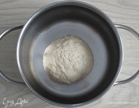 Укройте посуду с тестом и оставьте его на подъем в теплом непродуваемом месте.