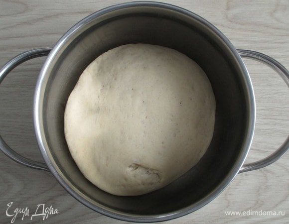 После первого подъема обомните тесто и дайте ему подняться второй раз.