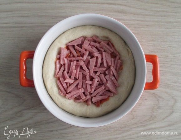 Добавьте нарезанную соломкой или кубиком колбаску.