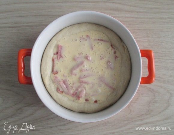 Полейте заливкой и запекайте в разогретой духовке при 200°С 15-20 минут.