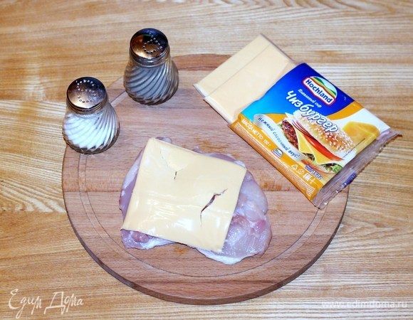 Если у вас куриная грудка, надо сделать надрезы в виде «кармашка», посолить и поперчить. У меня куриные бедрышки без косточек.