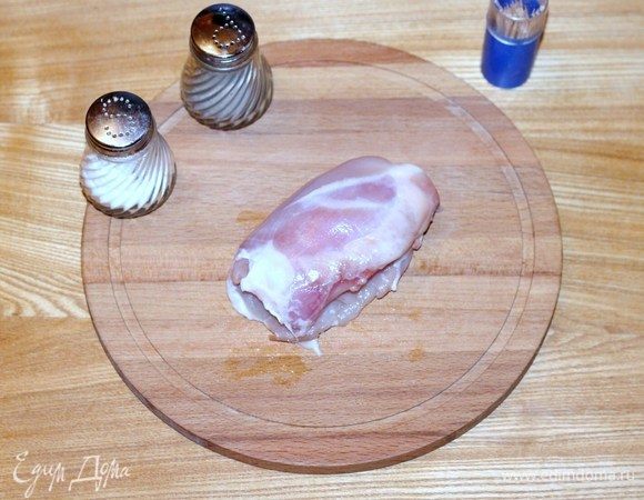 Немного посолила, поперчила и положила по одной пластине сыра Hochland , завернула в рулет. 
