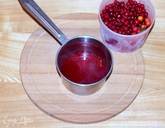 Пока жарится куриное филе, приготовим соус. Куриный бульон на медленном огне довести до кипения. Крахмал размешать в вине (у меня «Мускат») и тонкой струйкой влить в бульон. Добавить брусничный сок (или по вкусу сок клюквы), мед и довести соус до кипения, а затем до небольшой густоты.