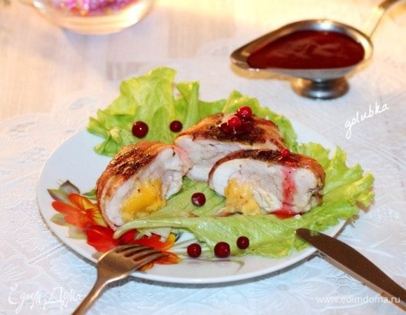 Выкладываем на сервировочное блюдо листья зеленого салата. Кладем куриное филе и подаем соус. Мне очень нравится, если завернуть отрезанный кусочек куриного филе в листик салата и макнуть в соус. Вкусно!