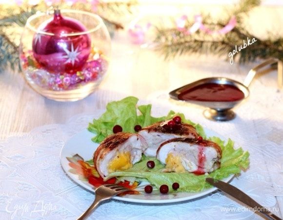 Чтобы не растекался куриный сок по сковороде, куриное филе лучше обжаривать в специальных листах «для жарки». А у кого нет таких листочков, советую другой способ. Берем пергамент по размеру, чтобы можно было положить куриное филе на одну половинку листа, а другой накрыть. Смазываем пергамент растительным маслом, посыпаем приправой для курицы и сухими травами. Кладем на одну половинку куриный рулетик с сыром и без шпажек. Затем накрываем второй половиной пергамента. Сверху можно положить блюдо, будет небольшим, слабым прессом, только для того, чтобы не раскрылся лист. Сковороду с курицей не накрывать. Обжаривать на слабом огне с двух сторон не вынимая из пергамента.