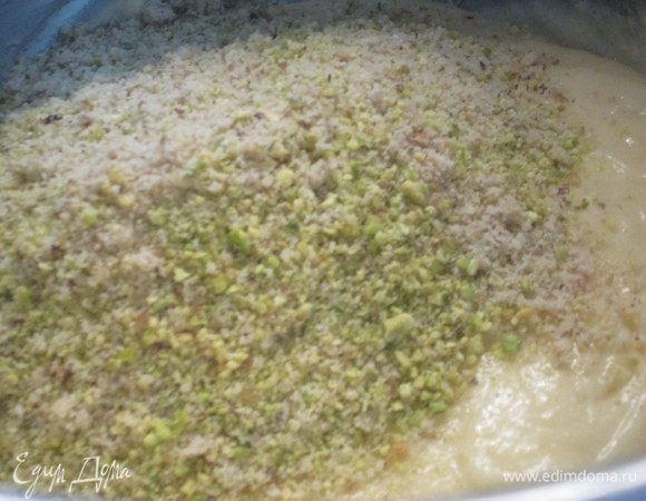 Орехи смолоть в блендере не очень мелко.

