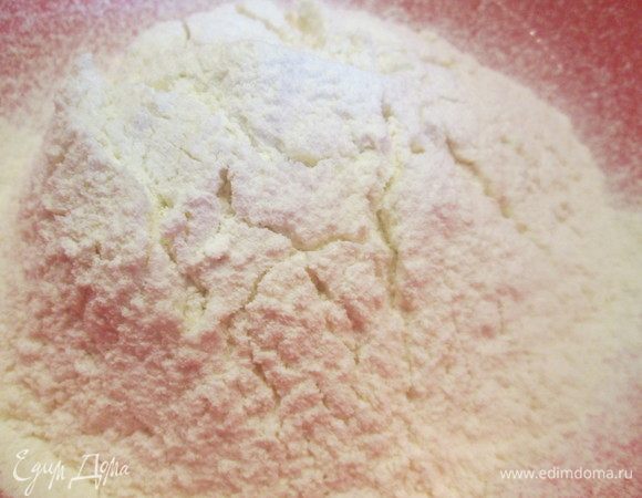 Муку соединить с содой, разрыхлителем, солью и перемешать.