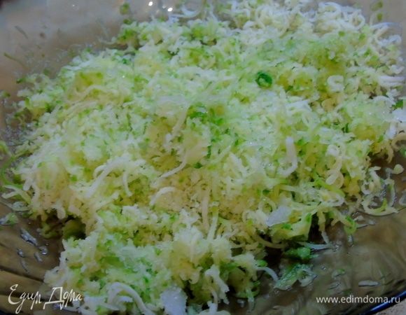 Кабачок натрите на средней терке.