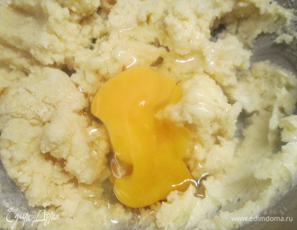Продолжая вымешивать, вводим по одному яйца. Затем добавляем муку.