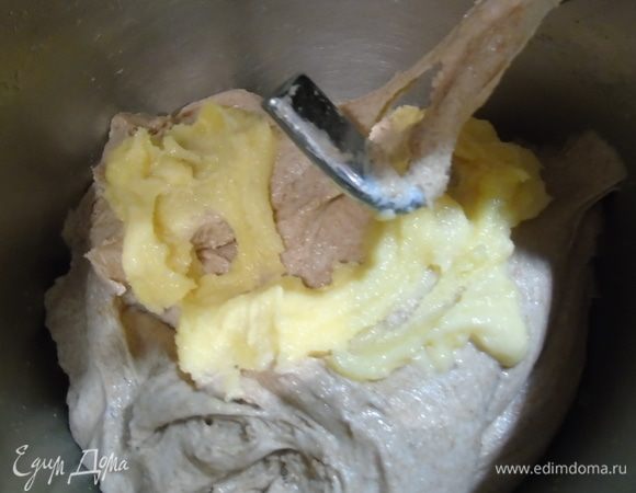 Постепенно начинайте вносить масло, тоже частями. Следующую порцию вносите когда войдет предыдущая и вообще не будет видно что там есть масло.