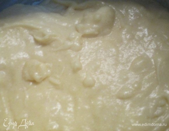 Кладем в тесто измельченные орехи и  вымешиваем до получения однородной массы.