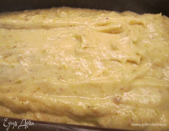 Духовку нагреваем до 190°С. Форму для выпечки смазываем растительным маслом (я смазала смесью сливочного и растительного). Выкладываем в форму тесто.
 Устанавливаем в разогретую духовку на 30 минут. 