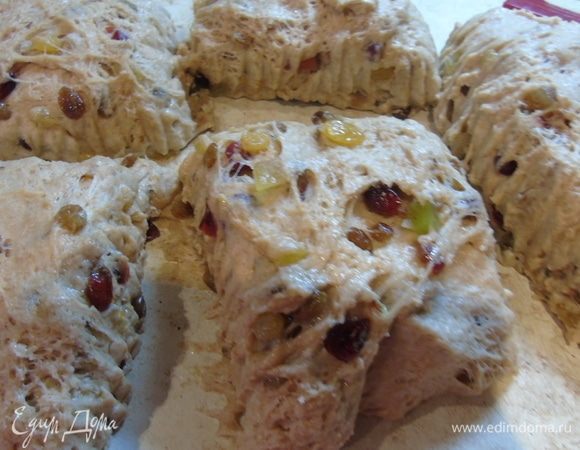 Скребком разделите тесто на 5 частей и оставьте на 10-15 минут.