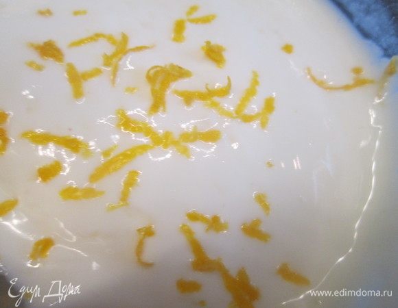 Пока выпекается кекс, готовим крем: соединяем сметану с сахарной пудрой, соком (1 ч. л.) и цедрой лайма, и хорошо вымешиваем ложкой (у меня сок и цедра лимона). 
Охлаждаем крем в холодильнике.