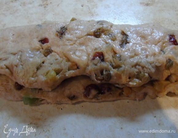 Каждый кусочек слегка расправьте в продолговатую лепешку и сложите пополам, формируя штоллен.