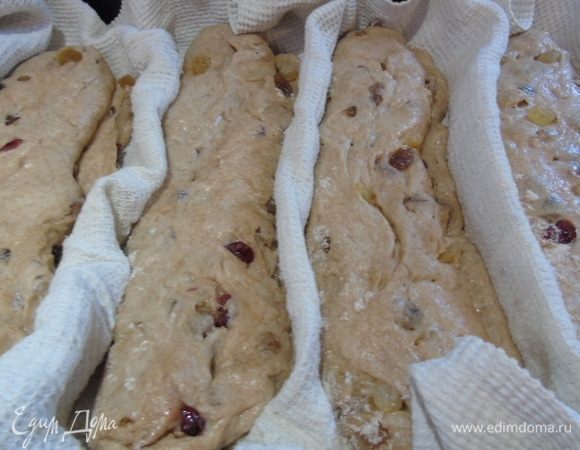 Уложите штоллены расстаиваться на присыпанное мукой полотенце. Накройте пленкой и оставьте на 4-5 часов при комнатной температуре.