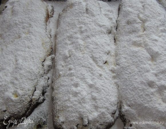 Пока штоллены пекутся растопите масло для смазывания. Как достанете штоллены сразу смажьте их маслом, оно будет впитываться, а вы смазывайте еще, а затем присыпьте сахарной пудрой. Это нужно делать пока штоллен горячий. 