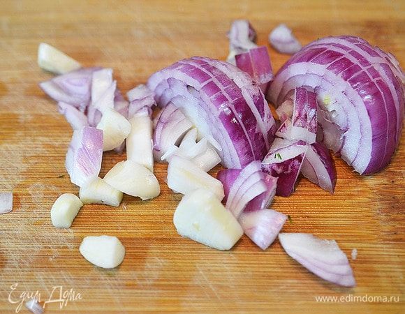 Лук нарежьте полукольцами, чеснок пластинками.
