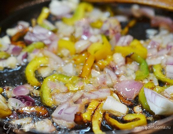 Добавьте лук и чеснок к перцу, обжаривайте около 2 минут. 
