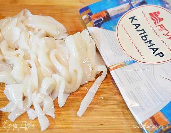 Тушки кальмар разморозьте. Если необходимо, почистите. Затем нарежьте кольцами. Я использую кальмар ТМ «Магуро». Кальмары этой марки чистые, белоснежные, вкусные и, что самое главное, полезные, т.к. заморожены методом шоковой заморозки, поэтому сохранили все свои полезные свойства.