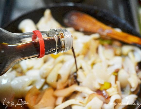 Затем добавьте вино, соевый соус и потушите 1-2 минуты. При желании посолите. Мне хватило соли от соевого соуса.