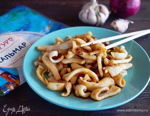 Подайте горячими или холодными! Одно запомните при приготовлении кальмар: их надо подвергать термической обработке или 2 минуты, или 2 часа. Если вы переготовили кальмары более 2-х минут, то тушите уже 2 часа. Только в этом случае кальмары будут мягкими и сочными. Давным-давно мне поведала это соседка по коммунальной квартире. Она была родом из Владивостока и как раз на тему кальмар защищала диплом.
Я вот знала про 2 минуты, но не знала про то, что если переварили, то надо варить уже 2 часа.