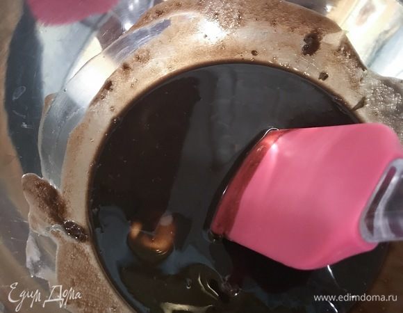 Растопить шоколад и сливочное масло в микроволновой печи короткими интервалами по 10-15 секунд и перемешать до однородной консистенции.