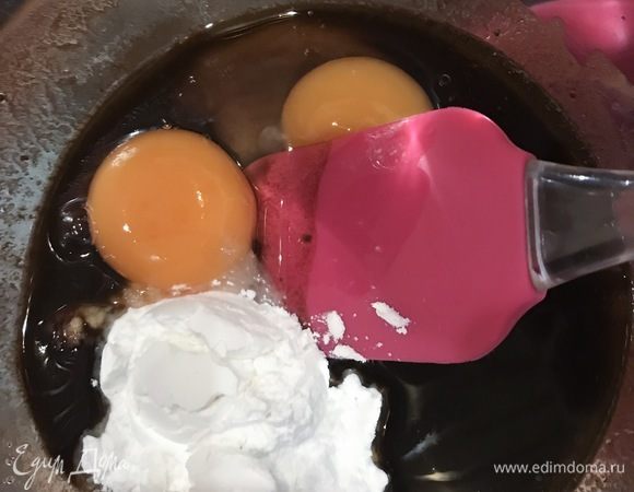Добавить сахарную пудру, яйцо, желток и перемешать до соединения компонентов.