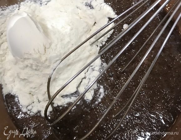 Добавить муку и кофе в жидкие ингредиенты и перемешать до однородной консистенции.