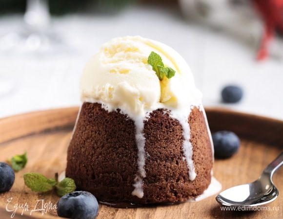 Выпекать кексы в разогретой духовке 12-15 минут (не дольше, у меня выпекались 12 минут). Остудить кексы в форме 1-2 минуты и перевернуть на тарелки. Подавать с шариком ванильного мороженого. Приятного аппетита и вкусного вам Нового Года.