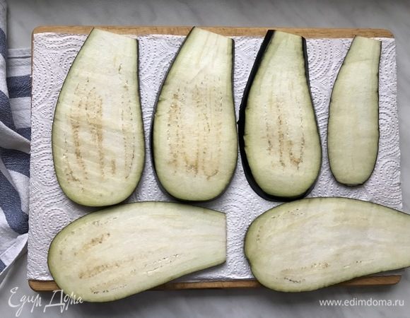 Баклажаны, нарежьте продольными ломтиками. Щедро посолите и оставьте на 15 мин. Промокните ломтики, бумажным полотенцем.