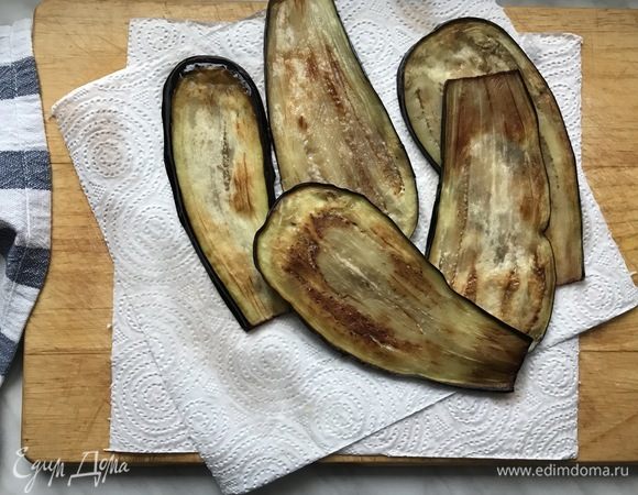 Разогрейте сковороду с маслом и обжарьте баклажаны с двух сторон до готовности. Выложите на бумажное полотенце, чтоб ушло лишнее масло.