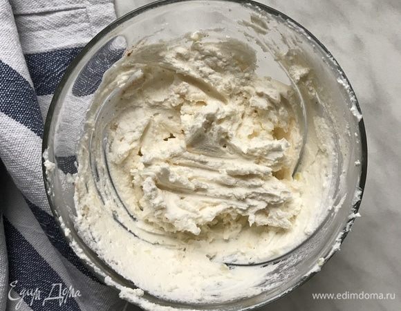 В творожный сыр добавьте, измельченный чеснок, паприку, посолите и поперчите по вкусу и хорошо перемешайте.