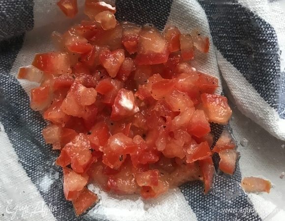 У помидора выскоблите всю сердцевину с семенами, затем нарежьте помидор на мелкие кубики.