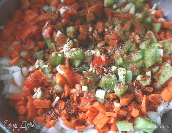 В глубокой разогретой сковороде (кастрюле с толстым дном) обжарить овощи в течение 5 минут на оливковом масле (2 столовых ложки). Добавить специи — порошок чили и сладкой паприки, кумин, перец черный свежемолотый, добавить соль, перемешать.