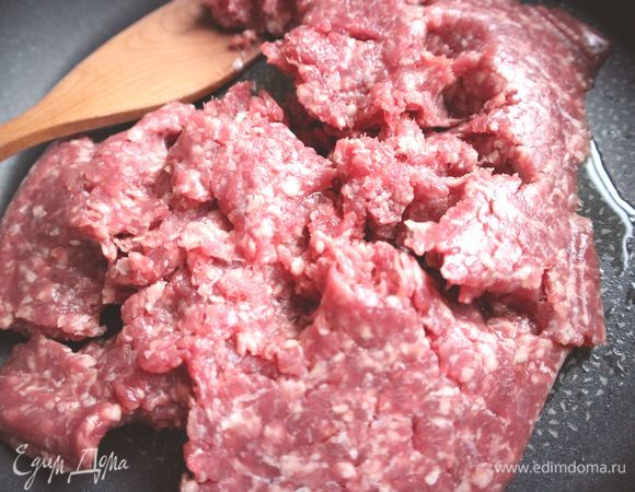 Обжарить говяжий фарш на разогретой сковороде с добавлением оливкового масла (1 столовая ложка).