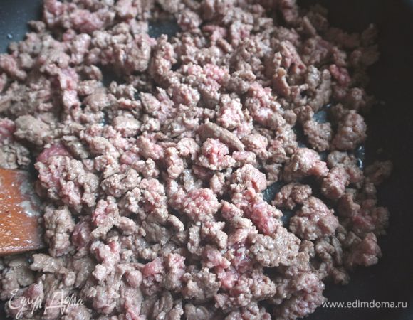 Во время обжаривания разбивать комочки из мяса деревянной лопаточкой. Фарш не должен обжариваться до румяного цвета, его надо лишь слегка обработать.