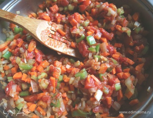 К овощам добавить томаты в собственном соку, порезанный мелко перец чили.