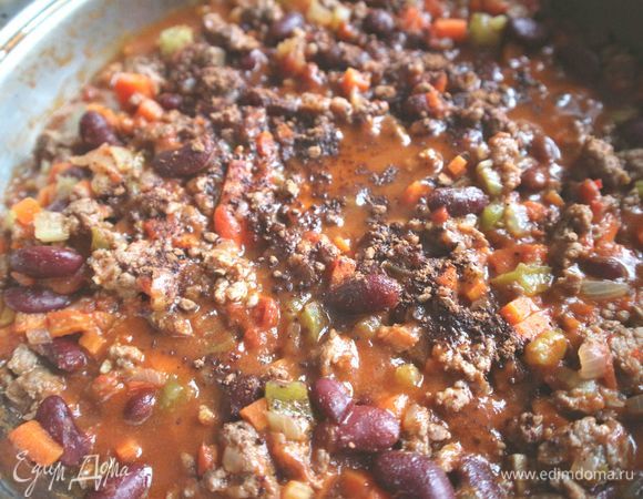 Добавить какао. Снять крышку и готовить еще 7-10 минут. Дать остыть. Можно чили кон карне приготовить накануне и убрать в холодильник. А на следующий день приготовить тесто для Кальцоне, гуакамоле.