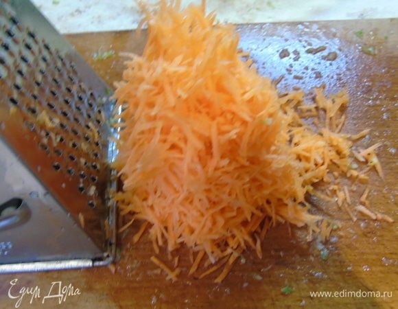 Морковь также натрите на средней терке.