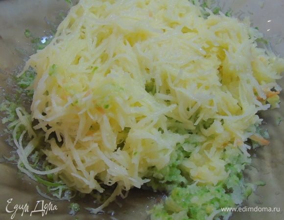 К кабачку натрите картофель и выжмите лишнюю жидкость.