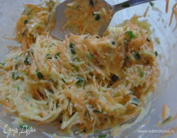 Перемешайте, добавьте 1 столовую ложку муки, нарезанные листья тимьяна (я добавила сухого), посолите, поперчите и тщательно перемешайте.