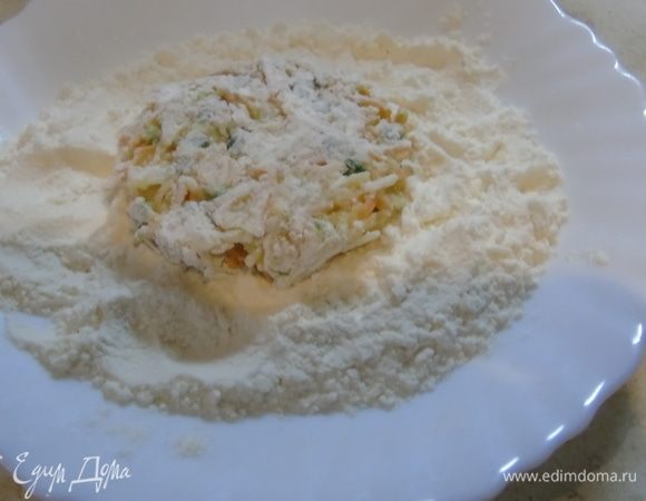 Формируйте оладушки, обваляйте их в муке.