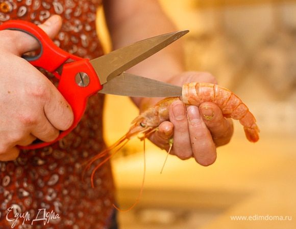 Замороженные лангустины разморозьте и промойте в прохладной воде. Каждому лангустину по спинке делаем надрез, как на фото. Сделать надрез вдоль хвоста, удалить кишку. Повторить эту процедуру со всеми лангустинами. Очень удобно и быстро делать надрезы кухонными ножницами. Вжик-вжик, готово, вжик-вжик, готово. 