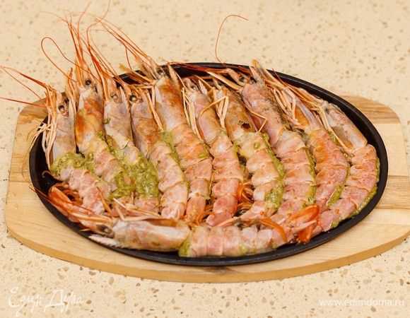 По мере надрезания складывайте лангустины в подходящую форму, в которой совсем скоро мы их отправим в духовку.