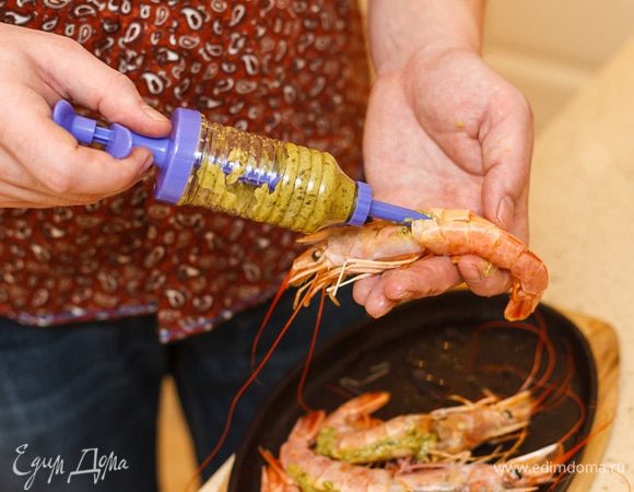 Каждый надрез начиняем соусом песто по вкусу при помощи специального шприца.